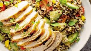 Carne de curcan la cuptor cu quinoa si salata verde