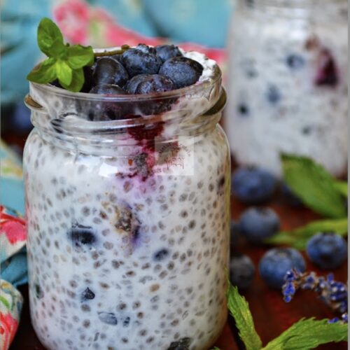 Budincă de chia cu lapte de cocos, miere și fructe