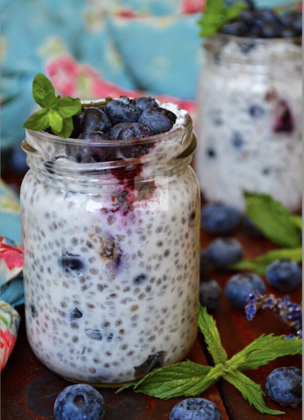 Budincă de chia cu lapte de cocos, miere și fructe