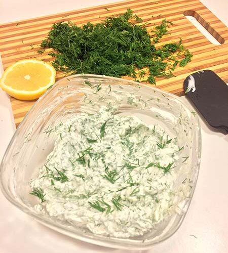 Crema de branza cu marar si patrunjel, legume, ou de prepelita si lipie