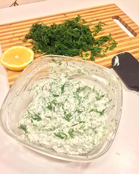 Crema de branza cu marar si patrunjel, legume, ou de prepelita si lipie