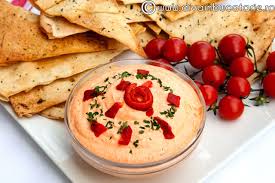 Cremă de brânză cu ardei copt pe lipie, ou de găină și ou de prepeliță