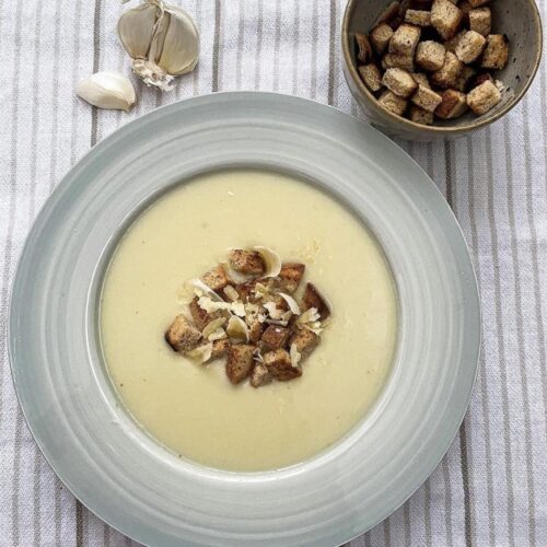 Supa crema de usturoi cu crutoane