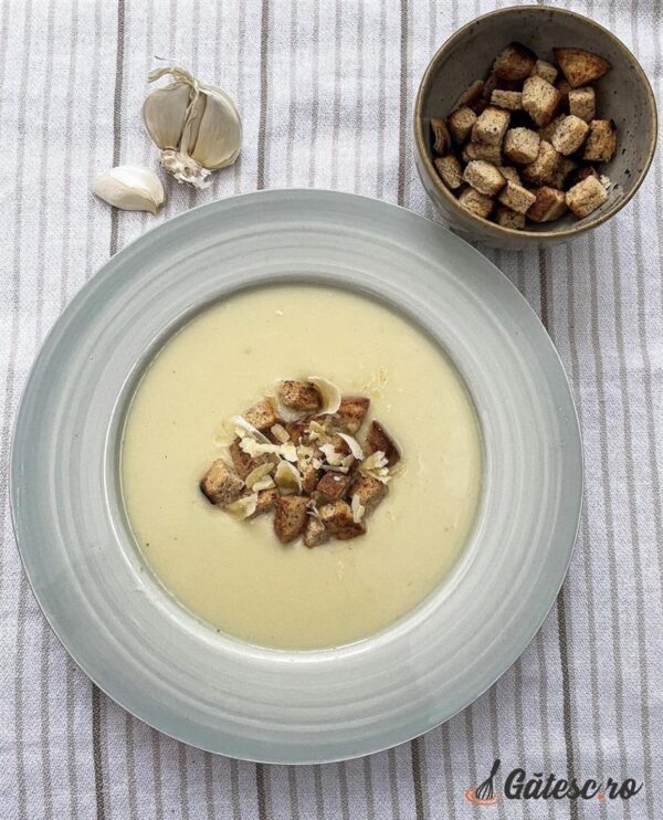 Supa crema de usturoi cu crutoane