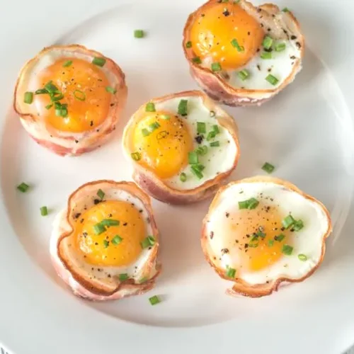 Oua de gaina la cuptor cu crema de branza cu marar si patrunjel pe lipie