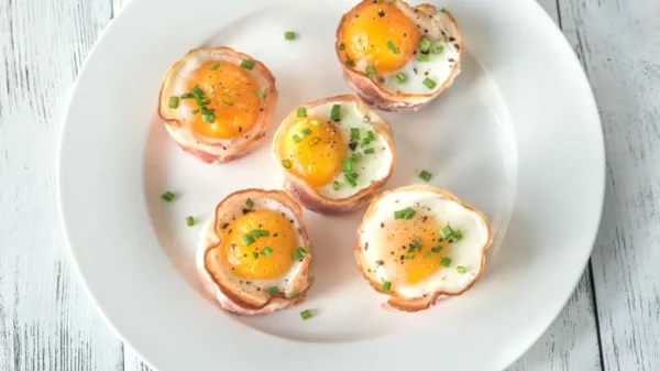 Oua de gaina la cuptor cu crema de branza cu marar si patrunjel pe lipie