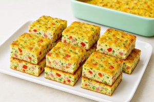 Omletă la cuptor cu legume, masline si branza