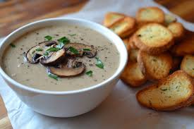 Supa crema de ciuperci pleurotus, brune, ghebe si hribi cu crutoane