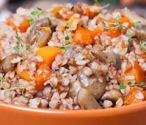 Hrișcă cu legume, ciuperci si sos de roșii