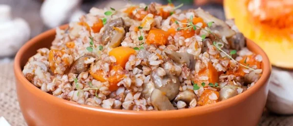 Hrișcă cu legume, ciuperci si sos de roșii