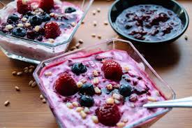 Iaurt cu cereale și fructe de pădure