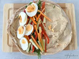 Wrap cu lipie din grau spelta sau ovaz cu hummus, masline, cascaval si legume