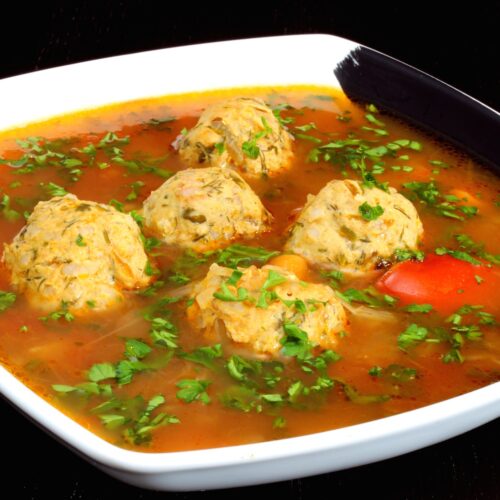 Bors de perișoare din curcan cu legume