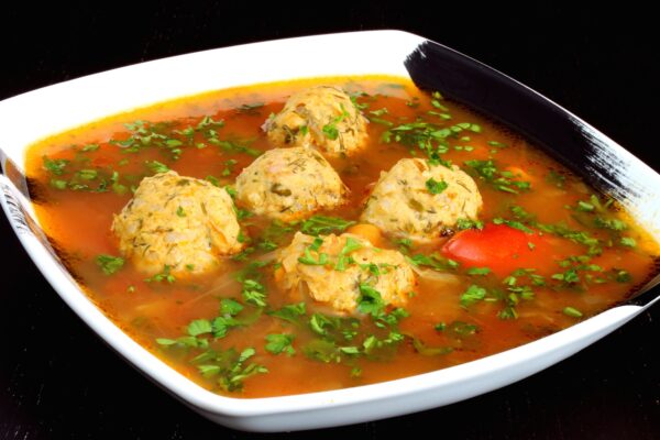 Bors de perișoare din curcan cu legume