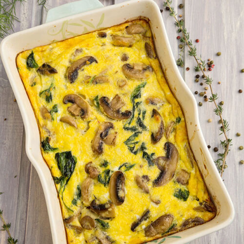 Omletă cu spanac, ciuperci și telemea