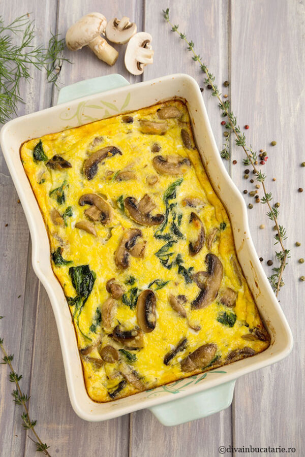 Omletă cu spanac, ciuperci și telemea