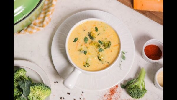 Supă cremă de broccoli cu cheddar