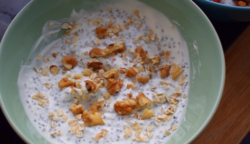 Iaurt grecesc cu semințe de chia, nuci