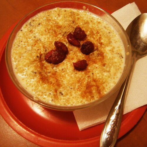 Budincă de quinoa cu lapte de migdale și scorțișoară