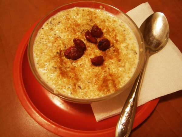 Budincă de quinoa cu lapte de migdale și scorțișoară