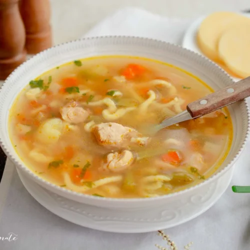 Ciorbă de curcan cu tăiței și legume