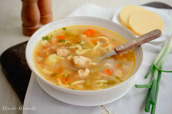 Ciorbă de curcan cu tăiței și legume