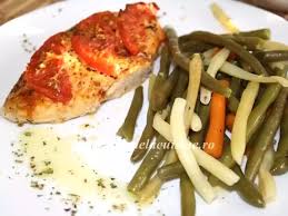 Biban de mare la cuptor cu fasole verde cu morcovi