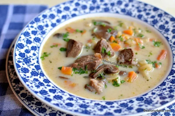 Ciorbă de vită cu tarhon și smântână