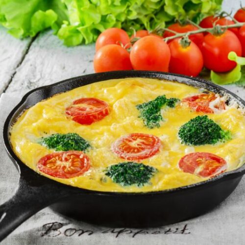 Omletă cu broccoli, roșii cherry și branza