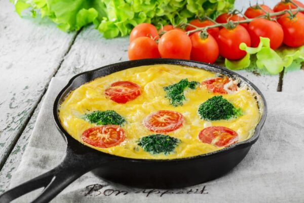Omletă cu broccoli, roșii cherry și branza