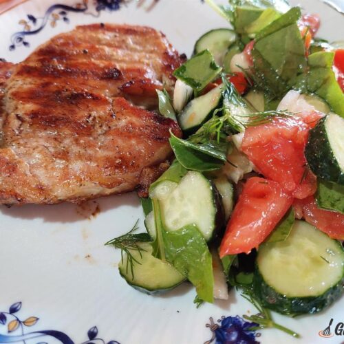 Cotlet de porc la grătar cu quinoa și salată de varză