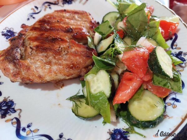 Cotlet de porc la grătar cu quinoa și salată de varză