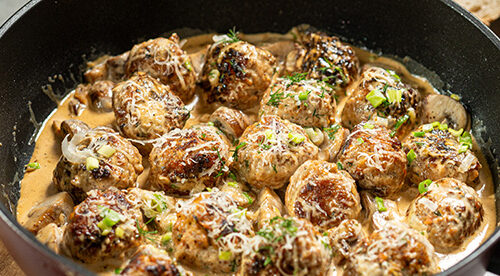 Chiftele din curcan cu ciuperci și piure de conopidă