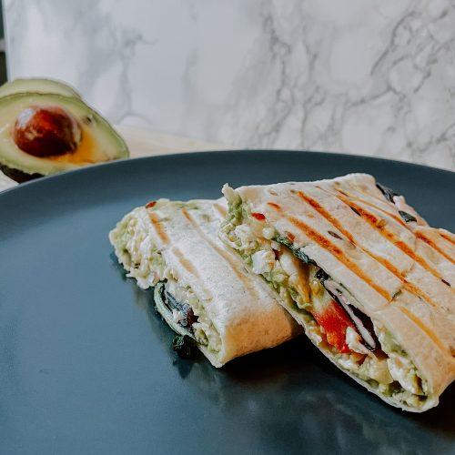 Wrap cu ou, avocado și salată