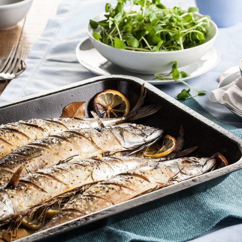 Macrou pane la cuptor cu hrișcă și salată verde