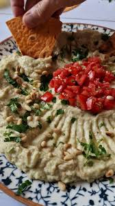 Oua de prepeliță cu pasta de tahini pe lipie si branza