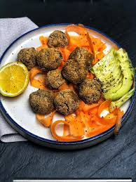 Chiftele la cuptor cu linte verde si morcov baby și salată de varză roșie