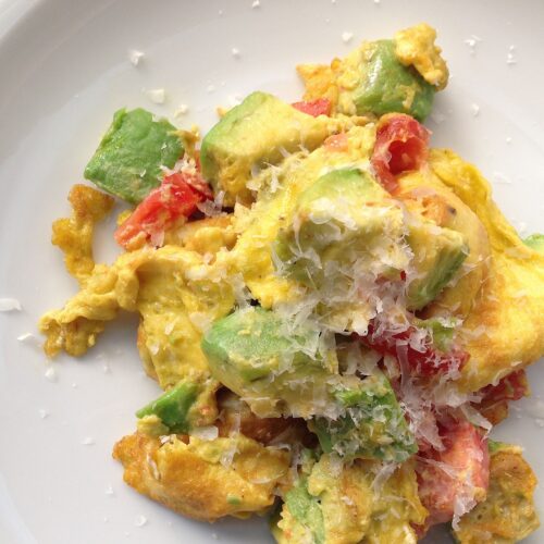 Ouă jumari cu avocado si salata de roșii și rucola