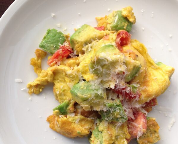 Ouă jumari cu avocado si salata de roșii și rucola