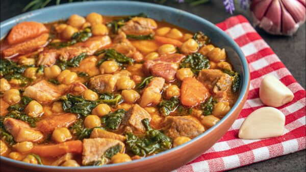 Mâncare de vită cu năut și spanac