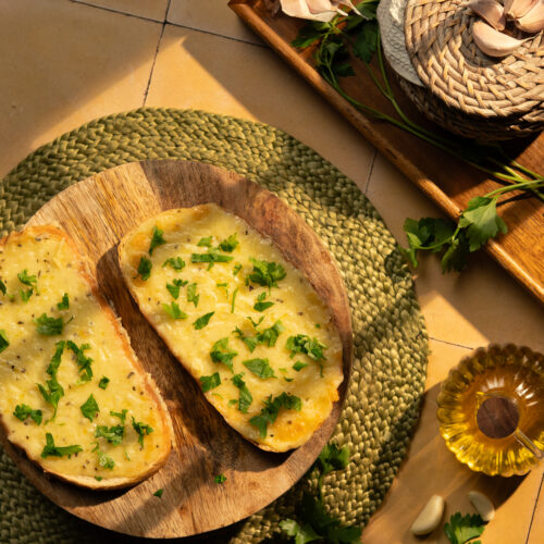 Pâine cu unt și cașcaval, legume proaspete