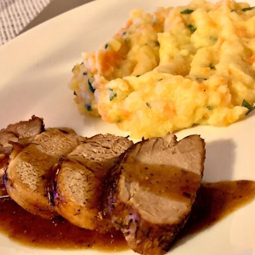 Pulpa de porc cu piure de conopida si ciuperci și salată de varză