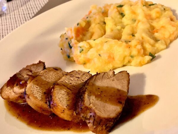 Pulpa de porc cu piure de conopida si ciuperci și salată de varză