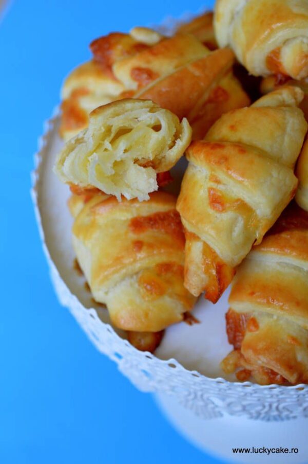 Cornulețe cu cașcaval si nuci