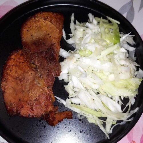 Carne de porc la tigaie cu hrișcă și salată de varză