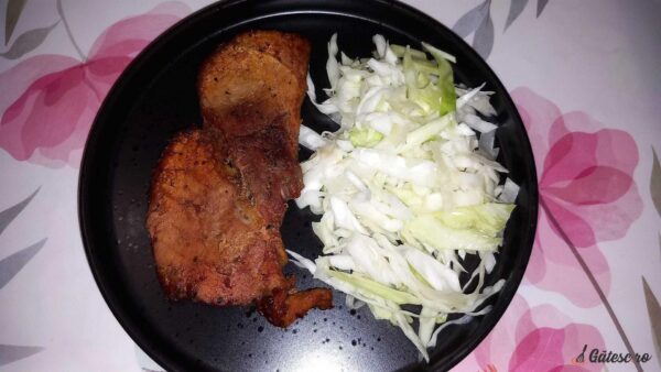 Carne de porc la tigaie cu hrișcă și salată de varză