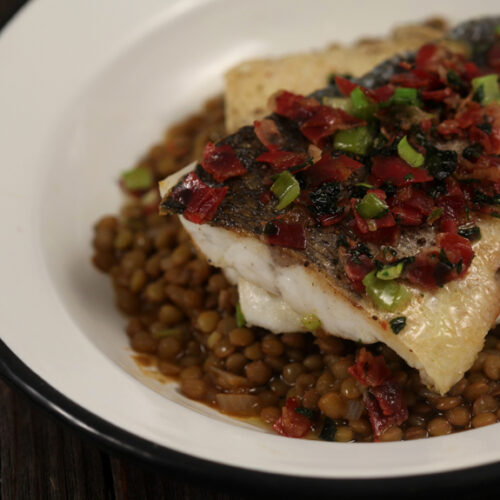 Cod la cuptor cu linte verde și salata