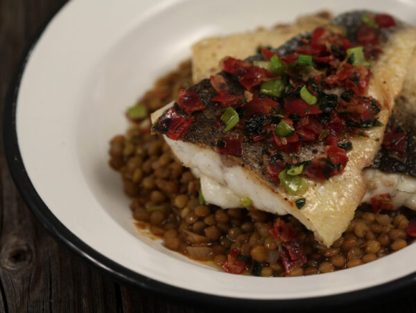 Cod la cuptor cu linte verde și salata