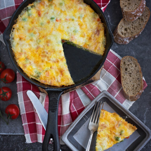 Fritta cu legume, masline, cascaval si sunca