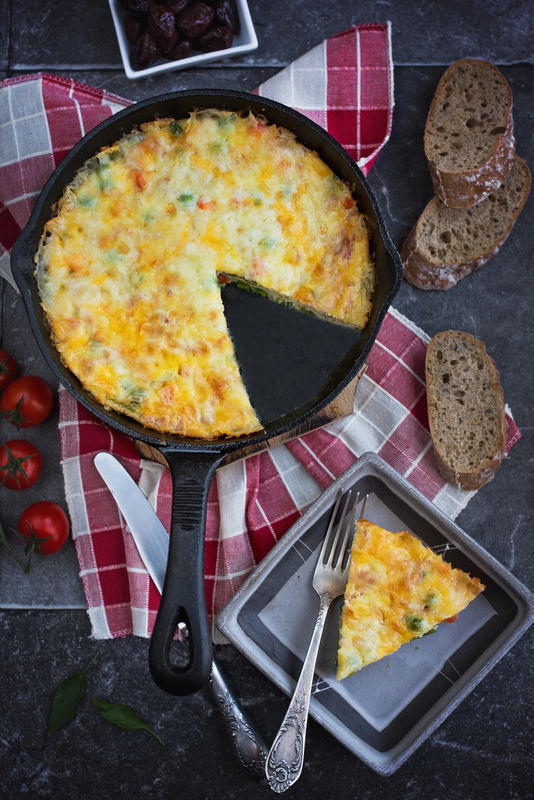 Fritta cu legume, masline, cascaval si sunca